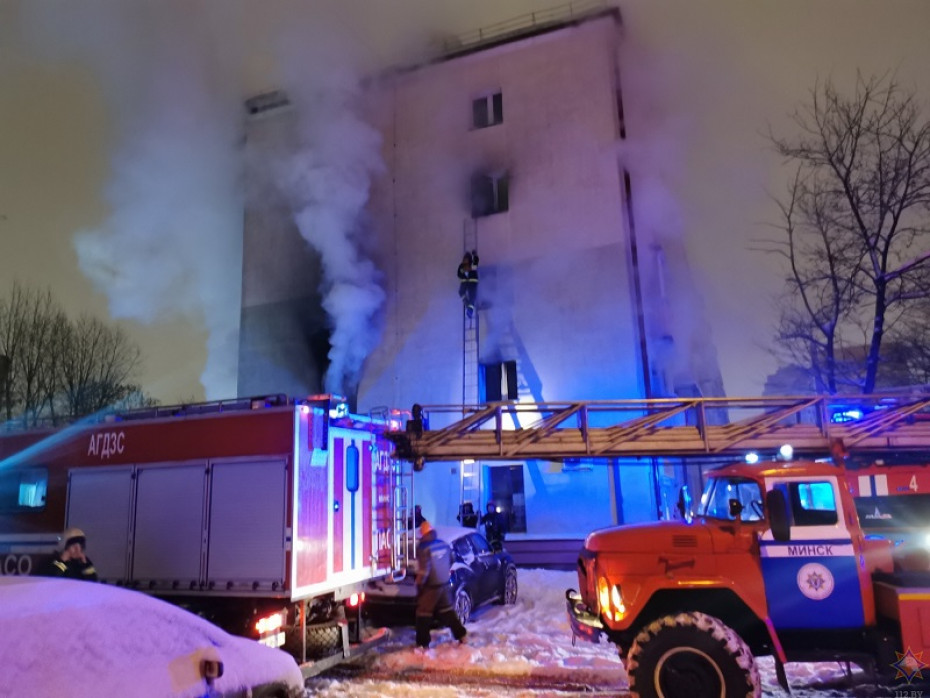 Пожар в пятиэтажке в Минске: погибли 6 человек, более 20 - спасены работниками МЧС