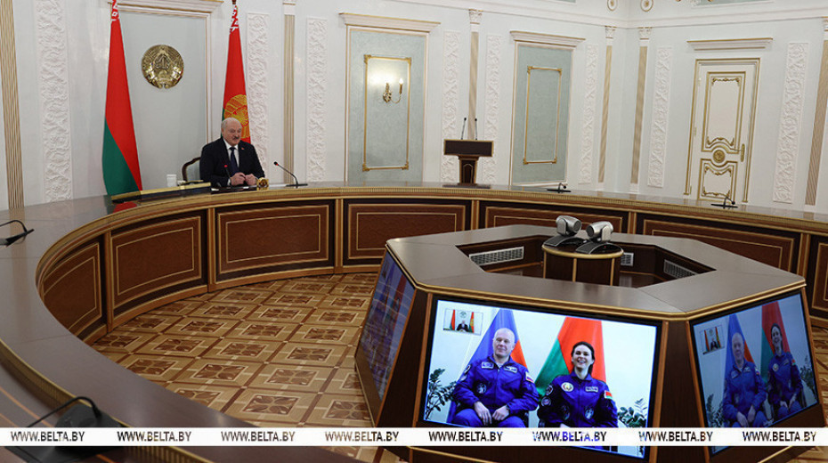 Lukashenko invites Novitsky, Vasilevskaya to visit him after returning from space