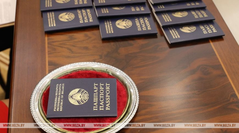 Lukashenko signs decree to grant Belarusian citizenship to 401 people