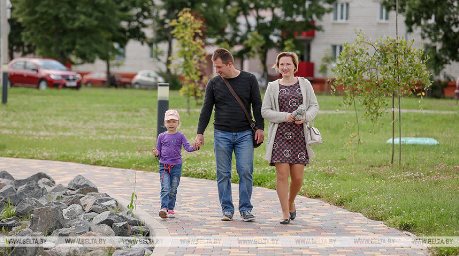 Пособия, отпуска, гарантии. В Минтруда рассказали о господдержке белорусских семей с детьми