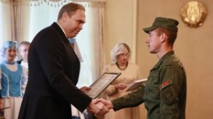 В Свислочи наградили военнослужащих за помощь в разборке ветхих зданий