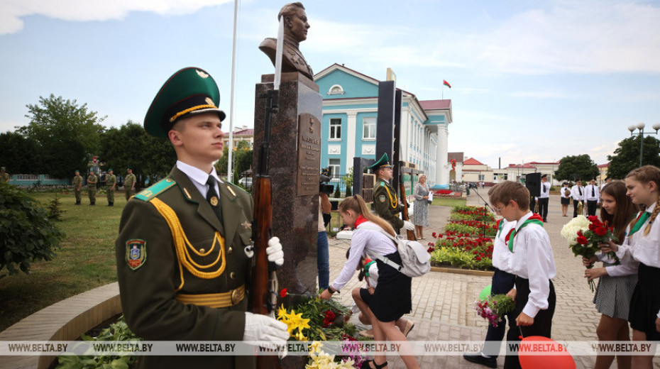 В Свислочи открыли памятник Герою Советского Союза Николаю Массонову