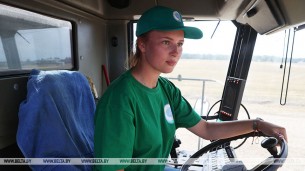 Комбайнеры-тысячники: дочка-студентка помогает отцу убирать урожай в Берестовицком районе