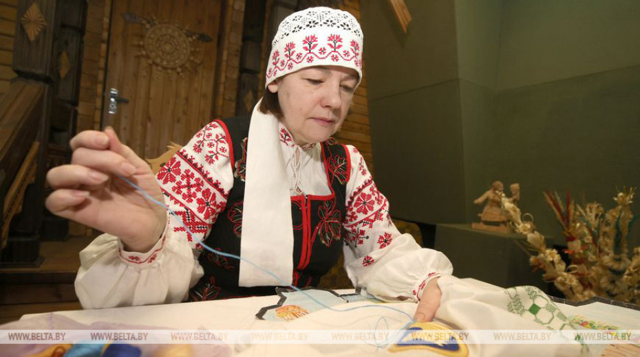 Более 10 вышивальщиц Гродненской области создают панно-карту 
