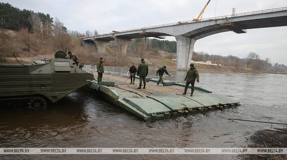 Понтонную переправу для пешеходов увеличивают военные возле Нового моста в Гродно
